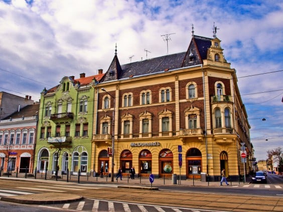 El McDonald's colorido, Debrecen, Hungría
