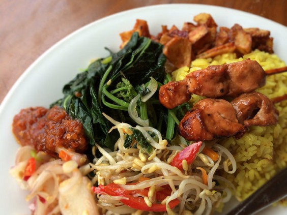 Nasi Campur arroz típico da Indonésia