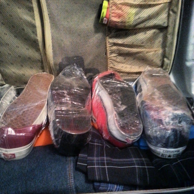 Film plastique sur chaussures valise