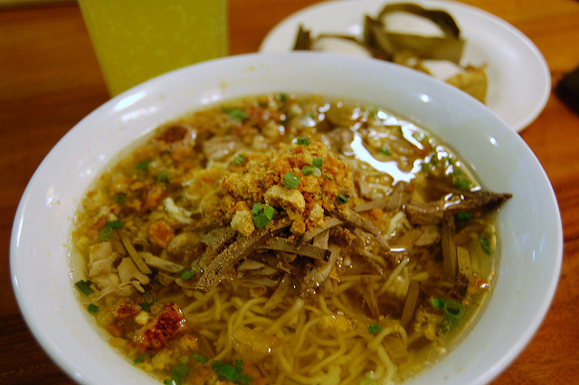 sopa de macarrão com carne de porco