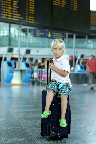Enfant sur valise