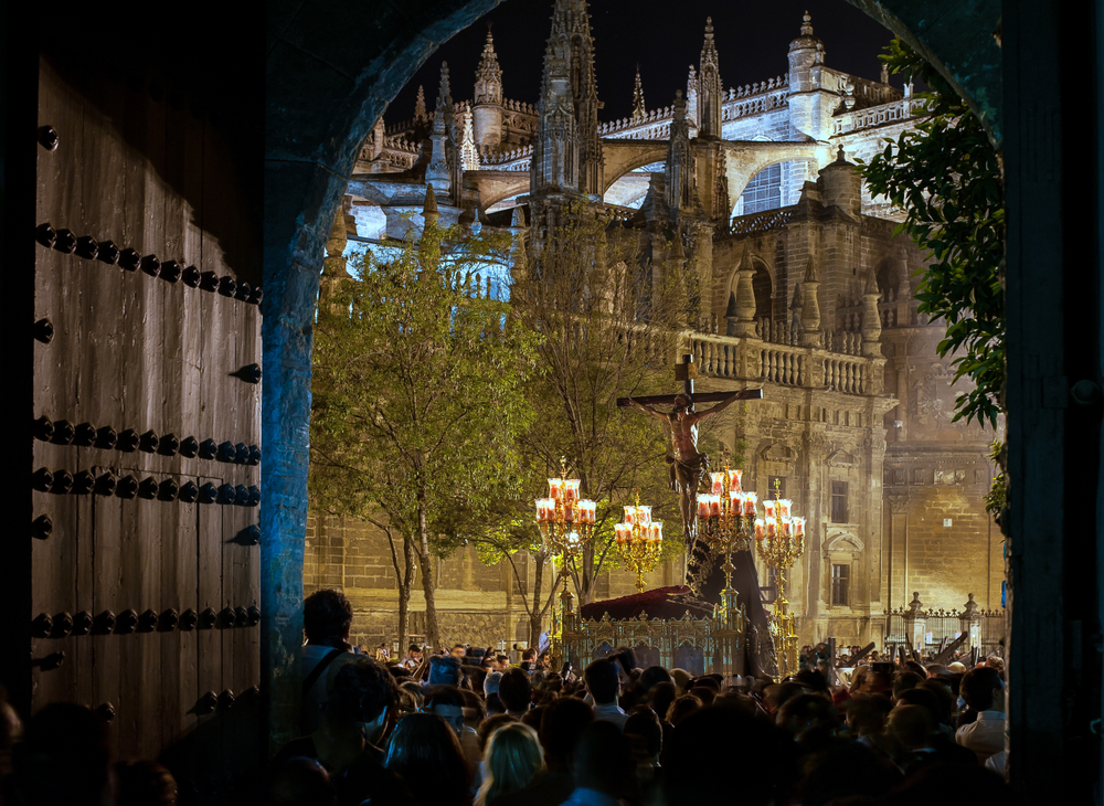 Procession dans la Plaza del Triunfo pendant la Semana Santa, Sevilla.