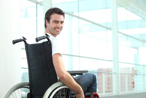 jeune en chaise roulante