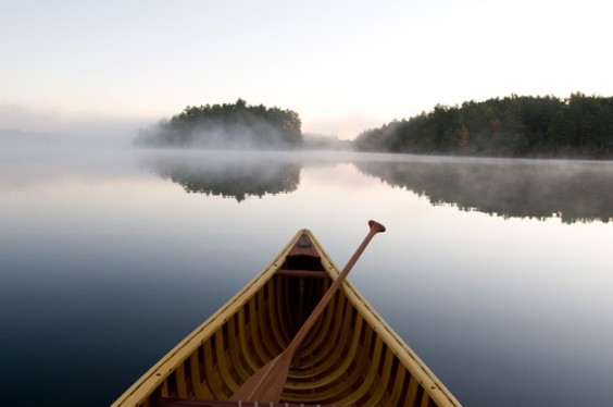 canoë sur un lac en laponie