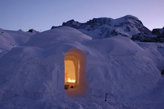 feu dans un igloo laponie