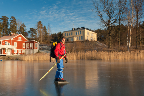 pêche sur un lac gelé laponie