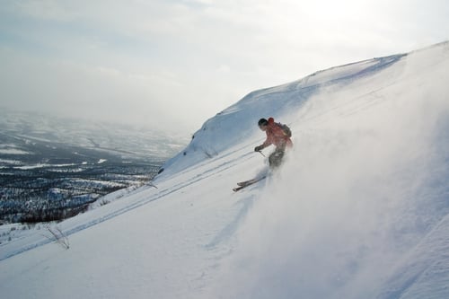 descendre les pentes enneigées en ski laponie