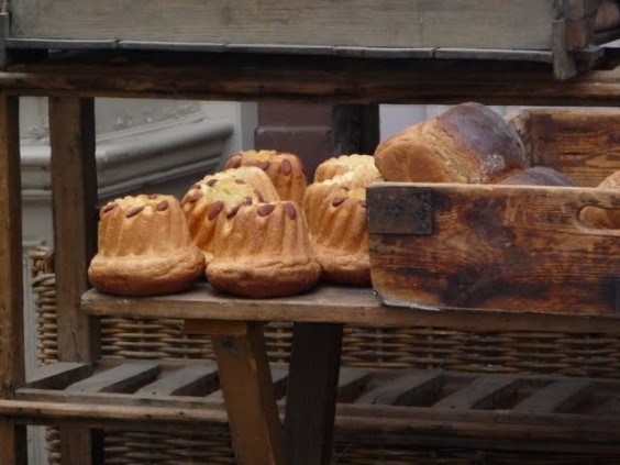 marché Noël strasbourg Kougelhopf brioche avec des amandes sur le dessus