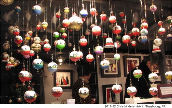 marché de Noël strasbourg boules de noël dans le marché de Noël strasbourg