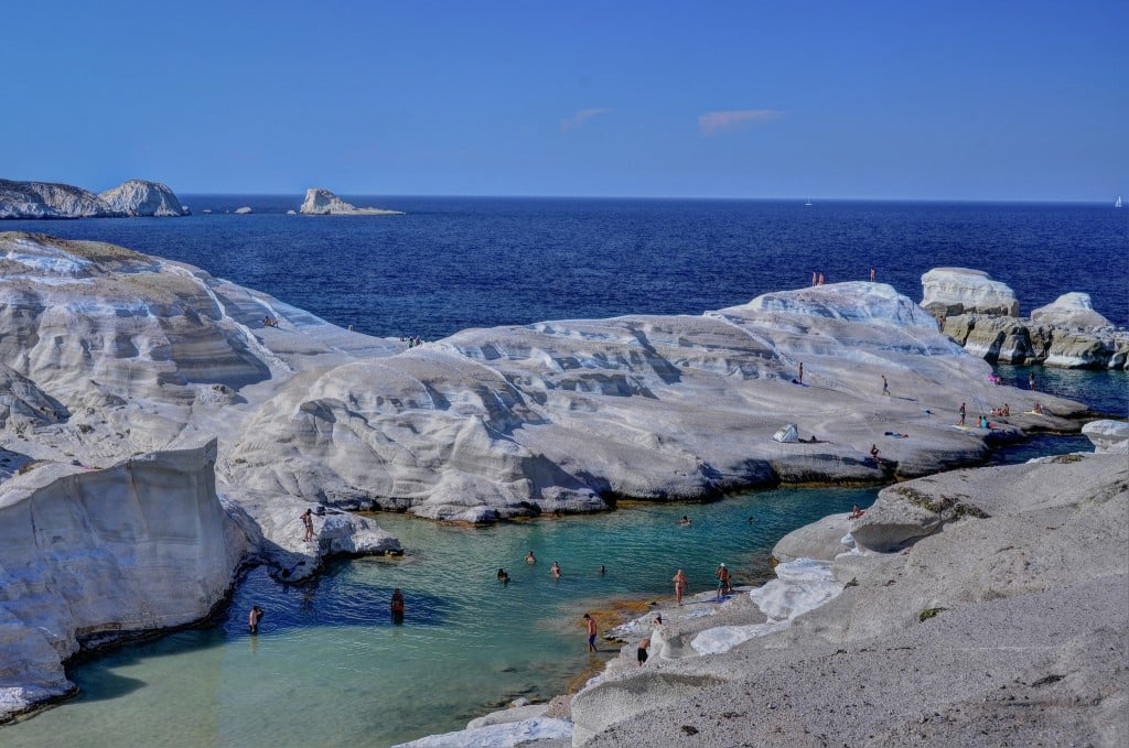 île grecque Milos plage vue mer et ciel bleu