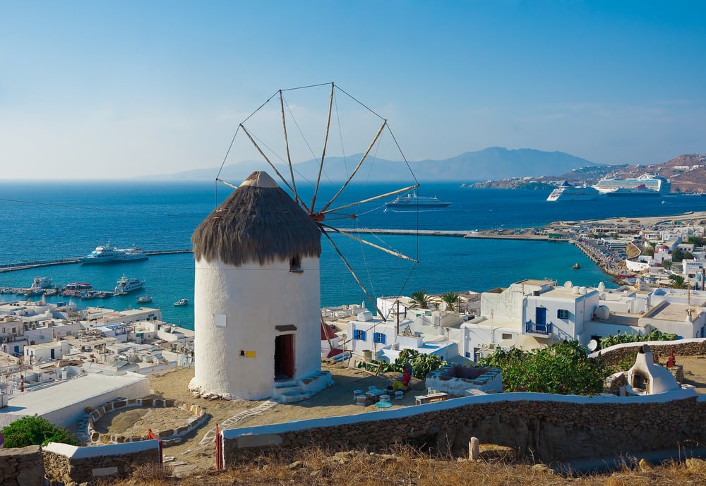 île grecque mykonos vue sur les moulins et mer