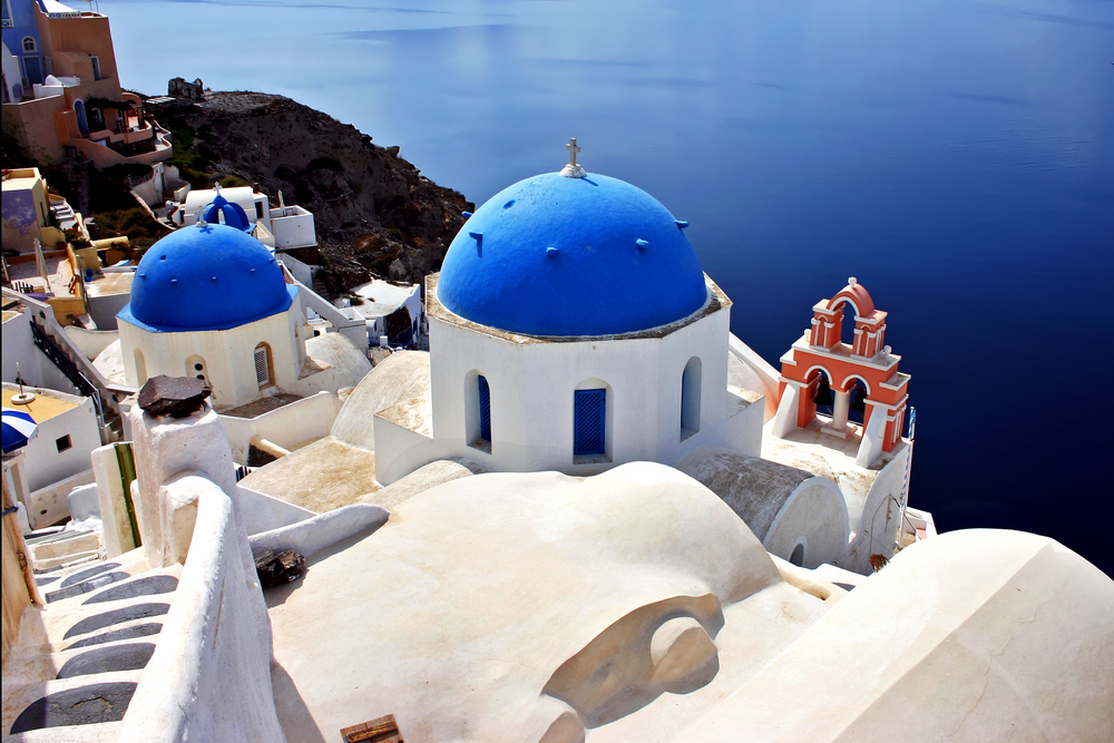 île grecque santorin vue toits bleus et mer