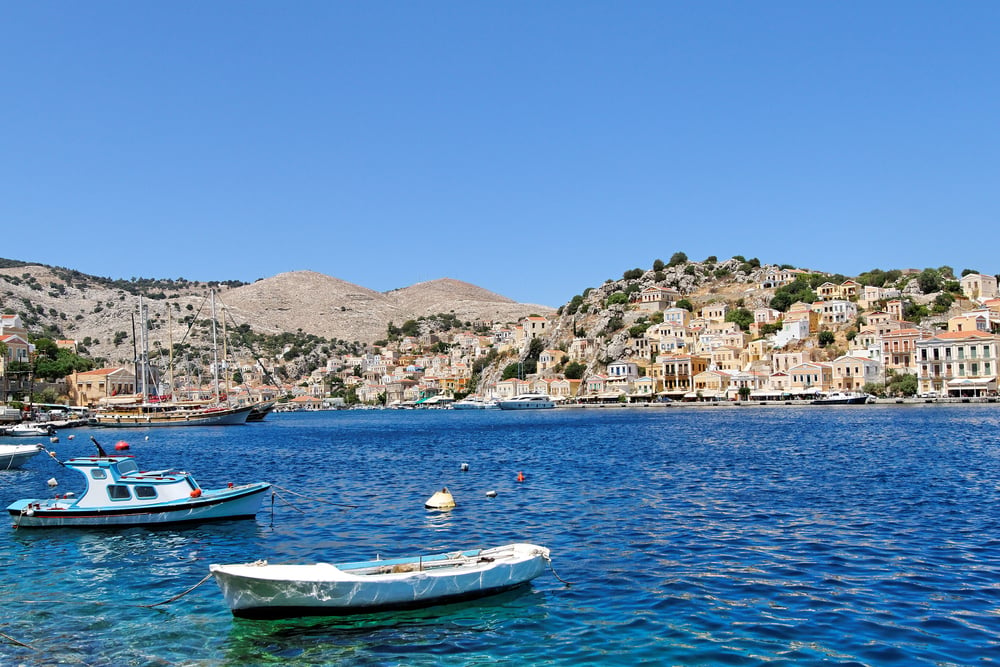 île grecque tilos vue sur bateaux