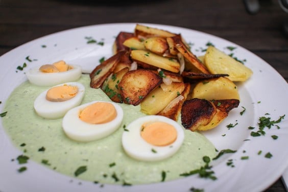 Huevos con salsa verde