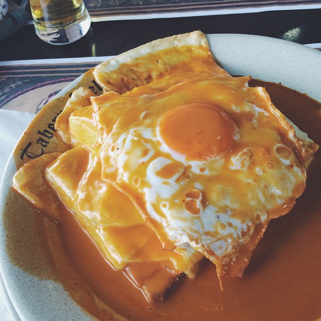 plat typique Porto francesinha