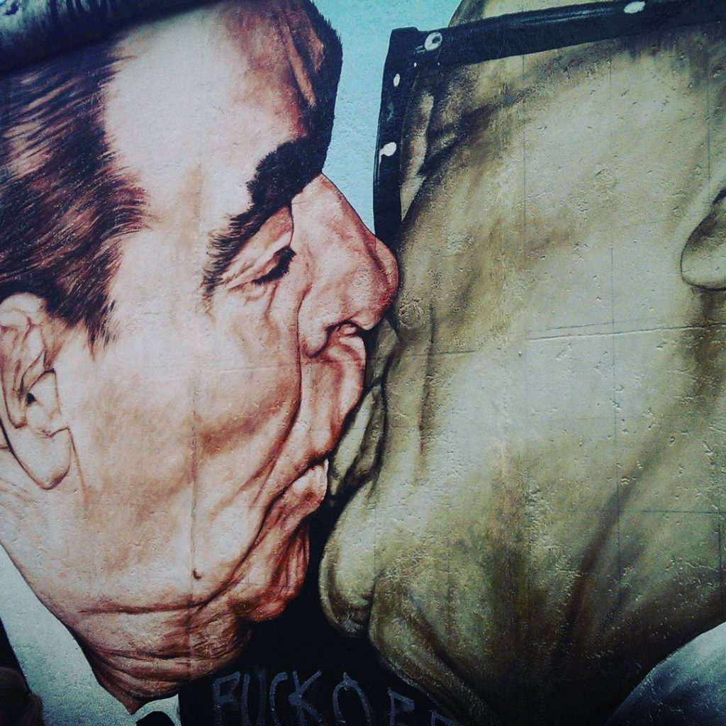 East side gallery eDreams "baiser" entre Erich Honecker et Léonid Brejnev.