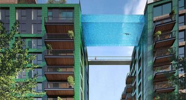 La première piscine en verre suspendue entre deux immeubles à Londres
