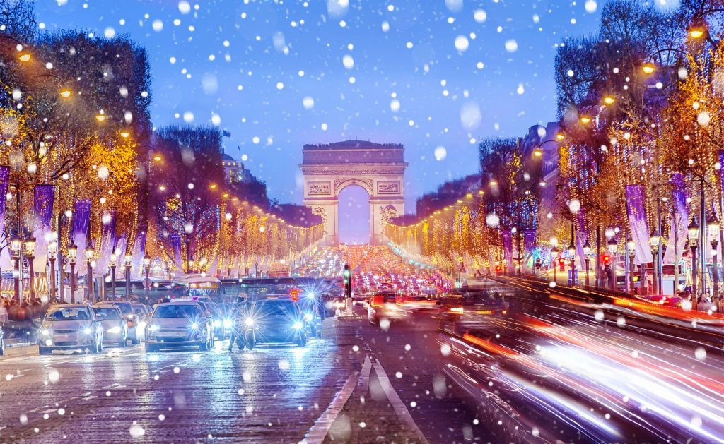 Neige sur les champs élysée à Paris pour Noël