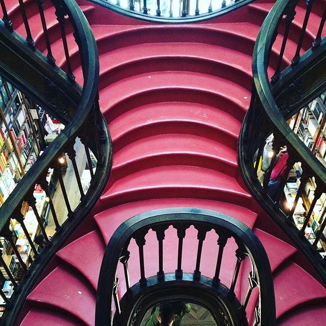 escaliers de librairie lello porto - blog eDreams