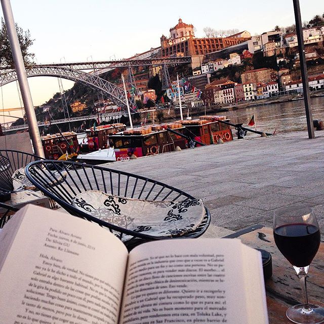 boire un verre en terrasse sur les quais de la ribeira à porto 