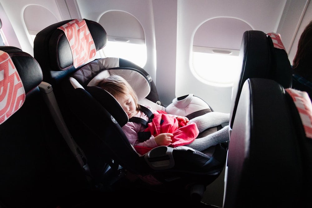 Avion : elle change la couche de son bébé sur la tablette du siège