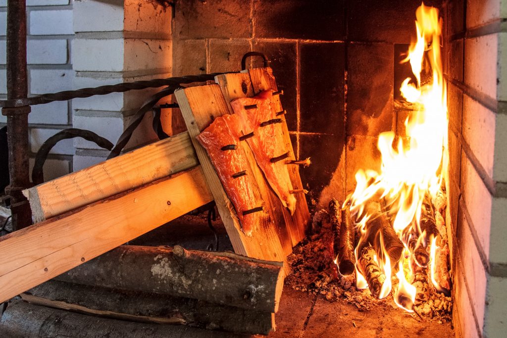 saumon fumé au feu de bois en Laponie