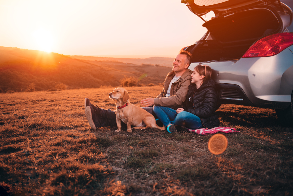 père et fille avec chien