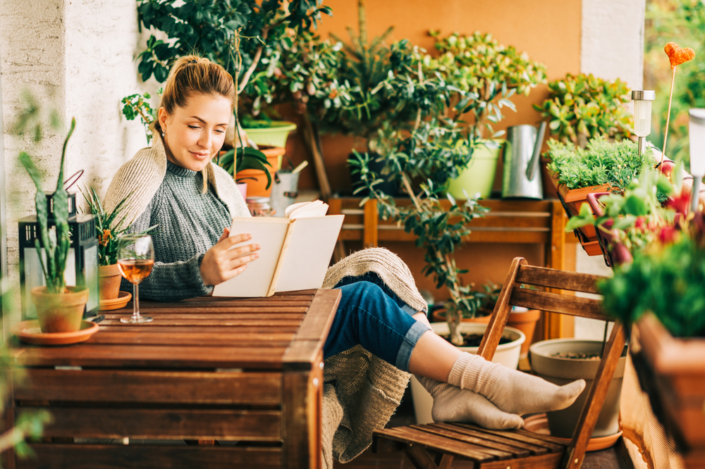 fille qui lit un livre