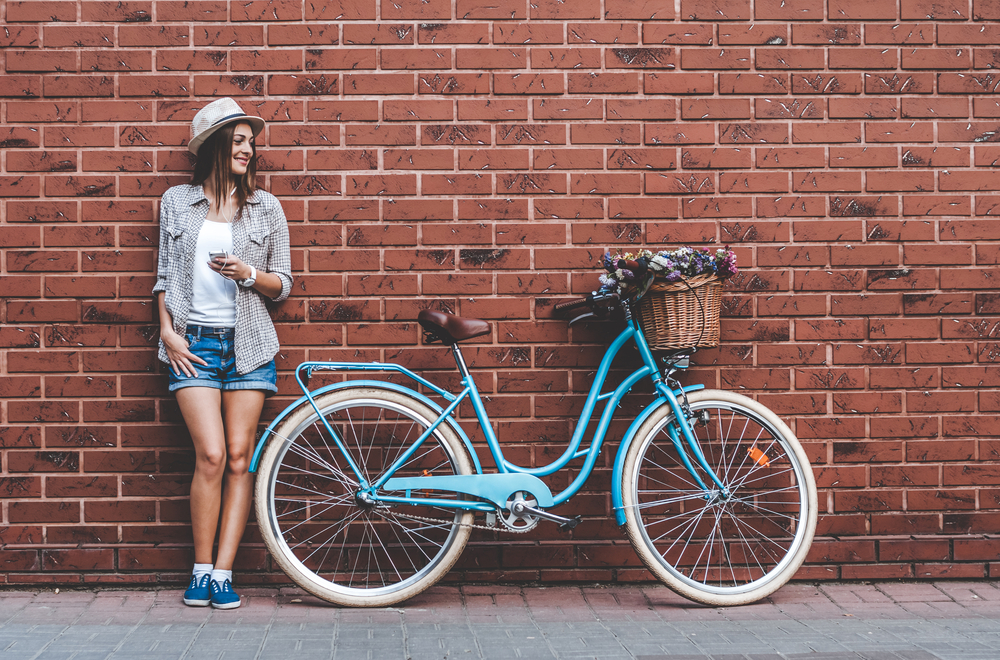 fille avec vélo