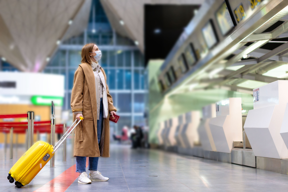 femme avec masque aeroport