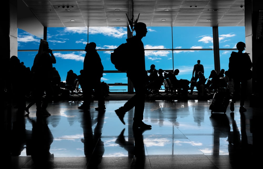 silhouettes passagers aeroport