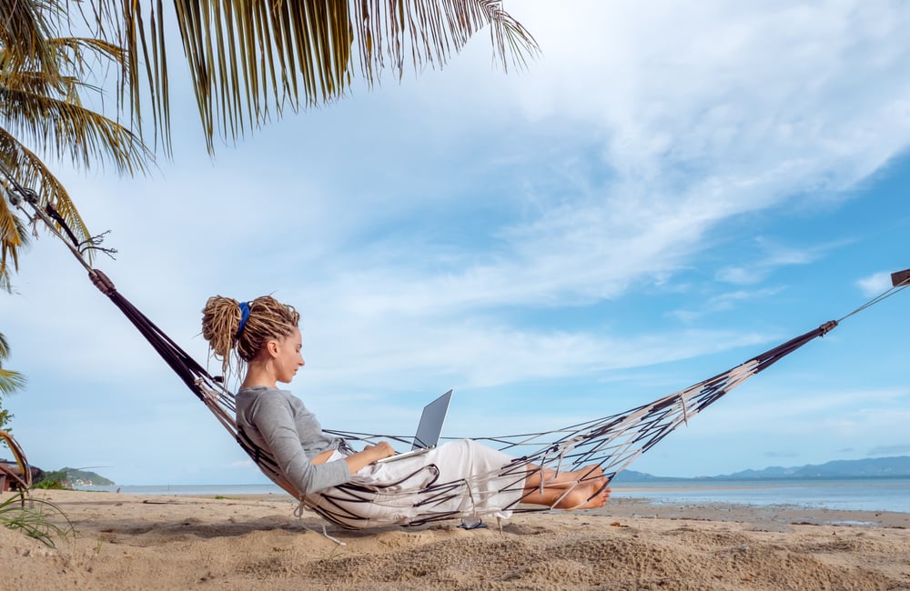 femme travail hamac plage
