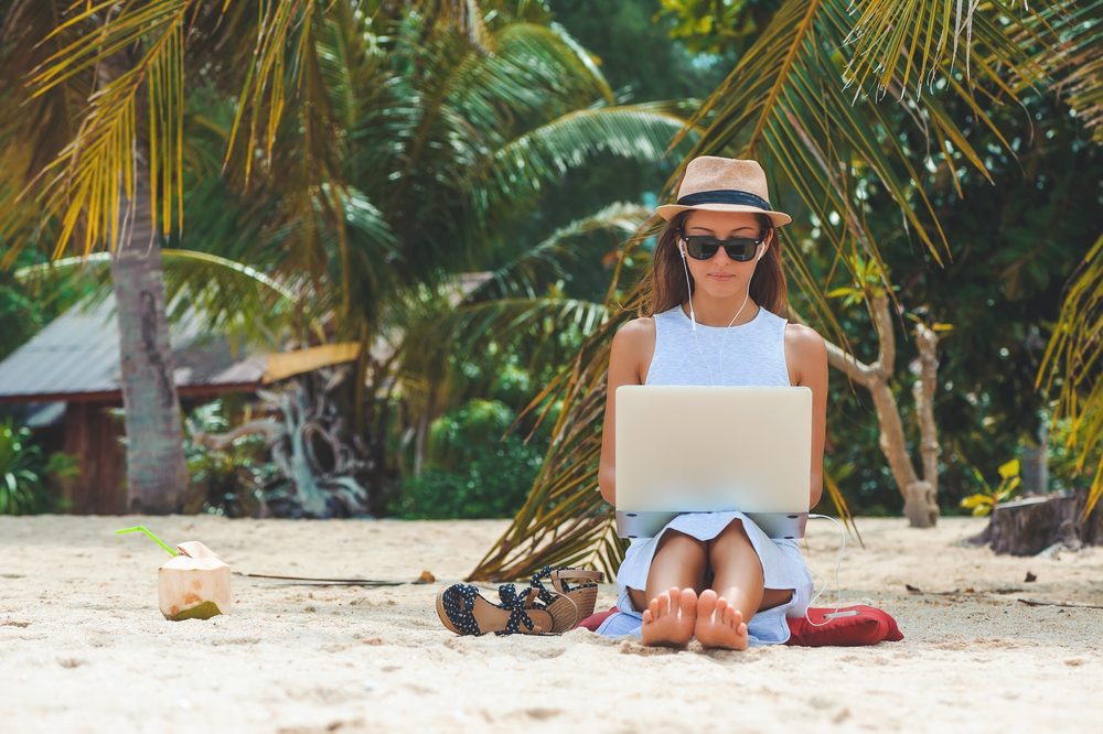 femme ordinateur portable plage