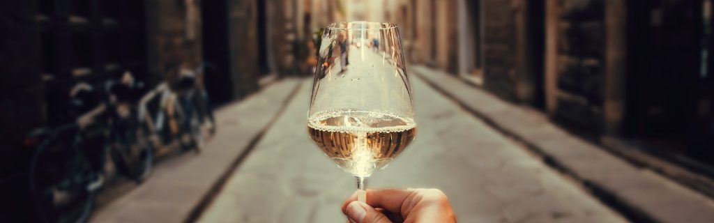 verre de vin dans les rues de Barcelone