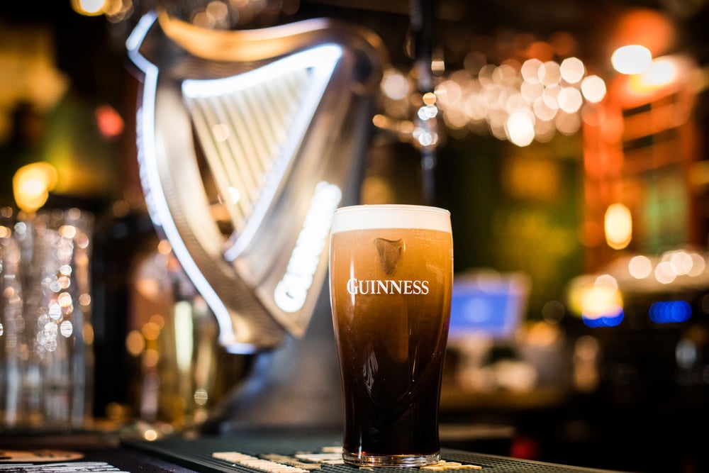 pinte de bière Guinness sur le comptoir d'un pub Dublin