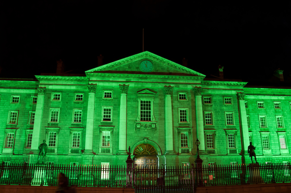 bâtiments emblématiques de Dublin illuminés en vert pour la Saint Patrick