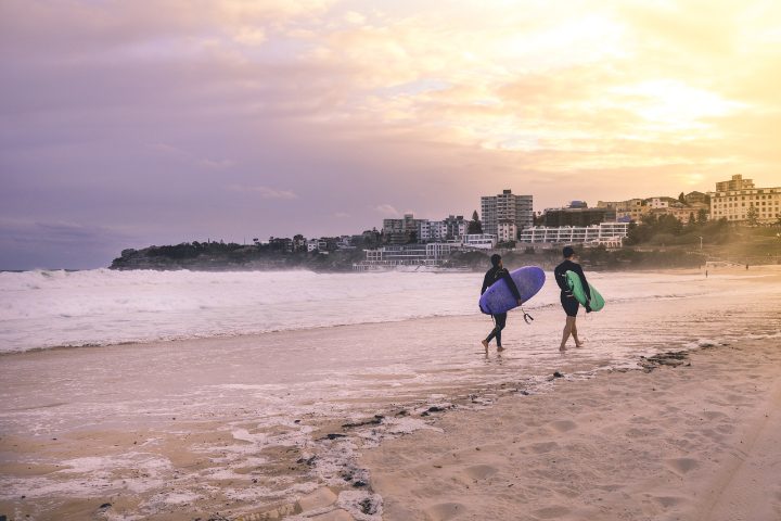 Deux surfers sur Bondi Beach