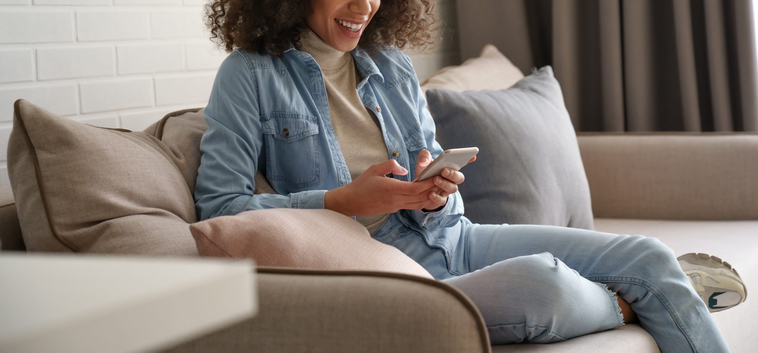 fille avec smartphone