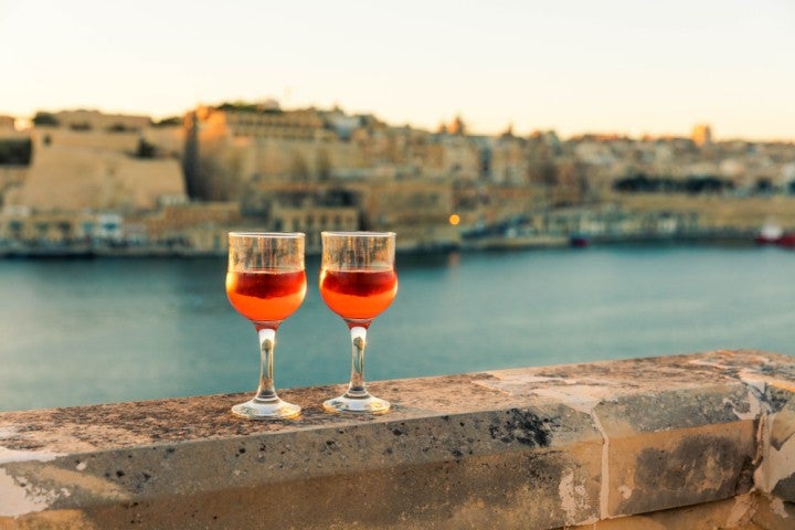 deux verre de vin rouge malte 