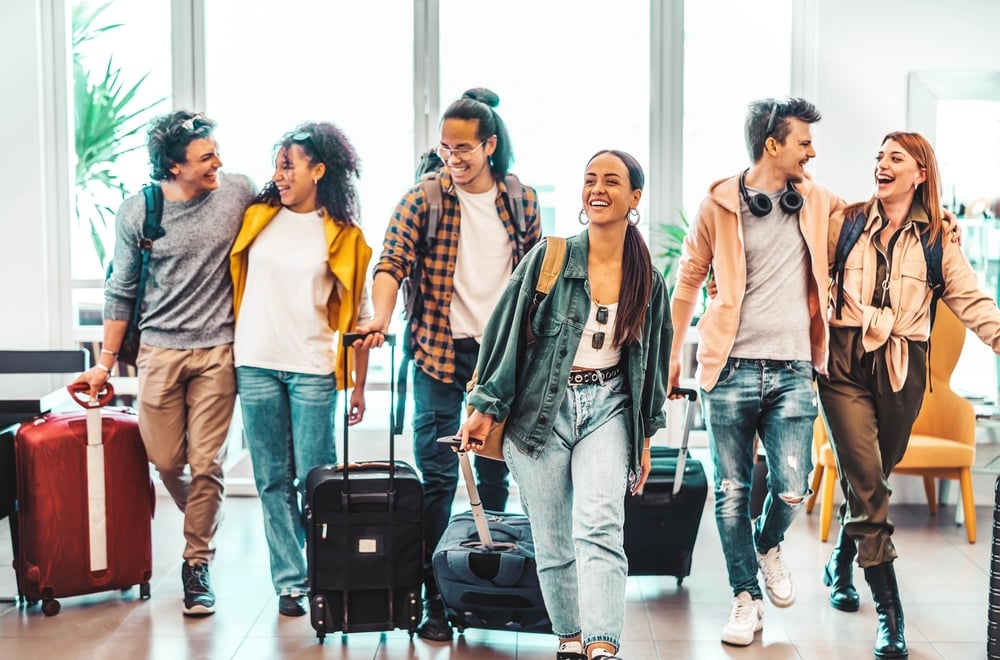 Groupe d'amis à l'aéroport