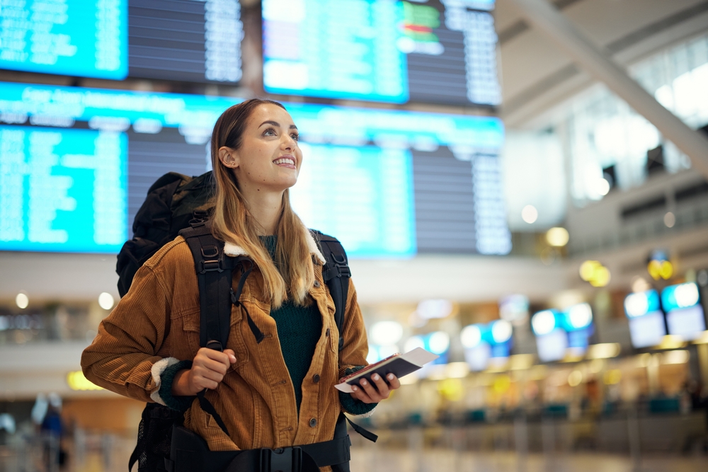 Jeune fille à l'aéroport