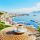 Un café devant un balcon donnant sur les plages de Naples