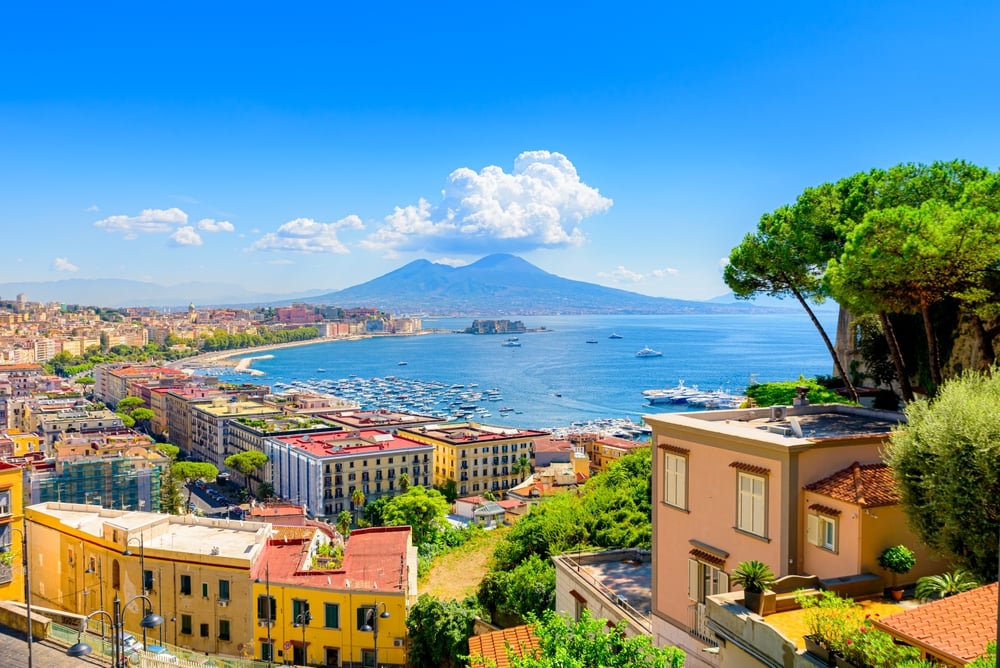 Vue de la cité et la plage de Naples