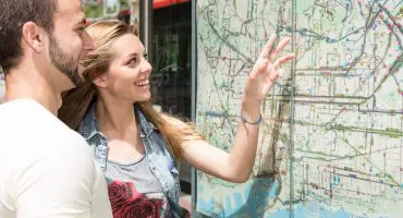 barcelona-couple-regardant-map-metro