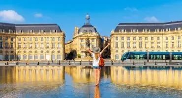 bordeaux-femme-qui-visite