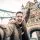 Jeune homme sous le London Bridge