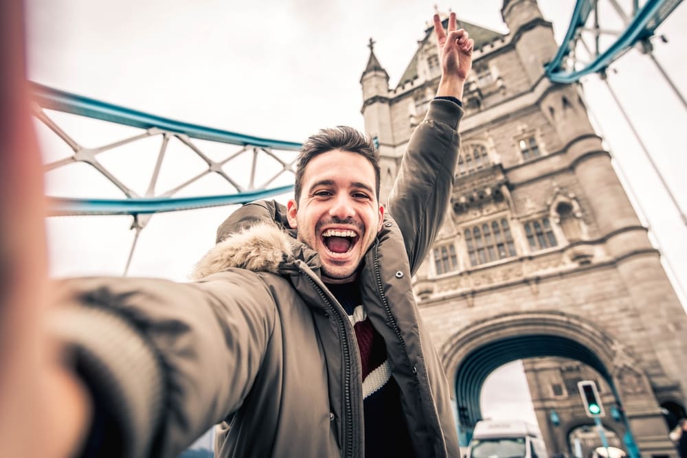 Jeune homme sous le London Bridge
