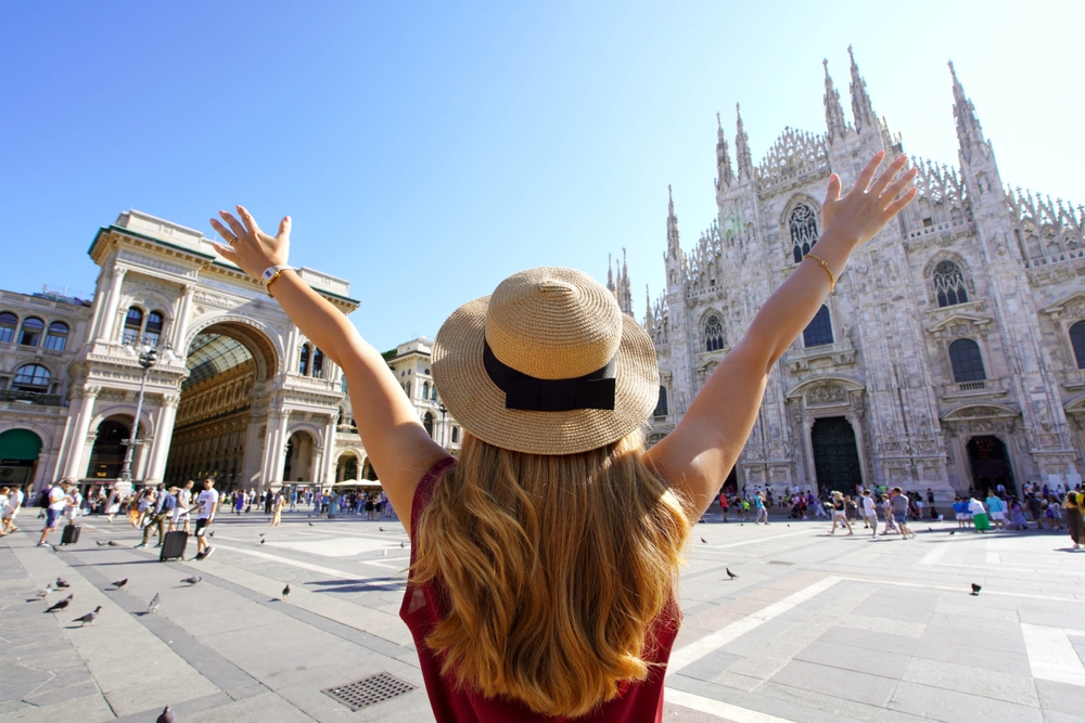 Jeune fille à la place del Duomo, Milan