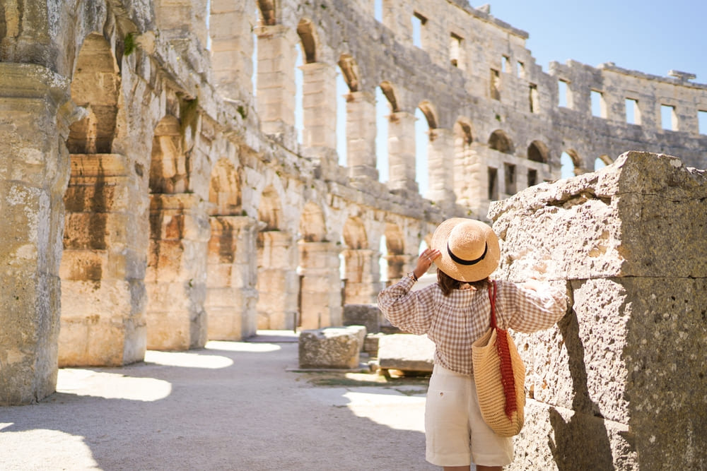 Famme qui se balade dans le Colosseum, Rome