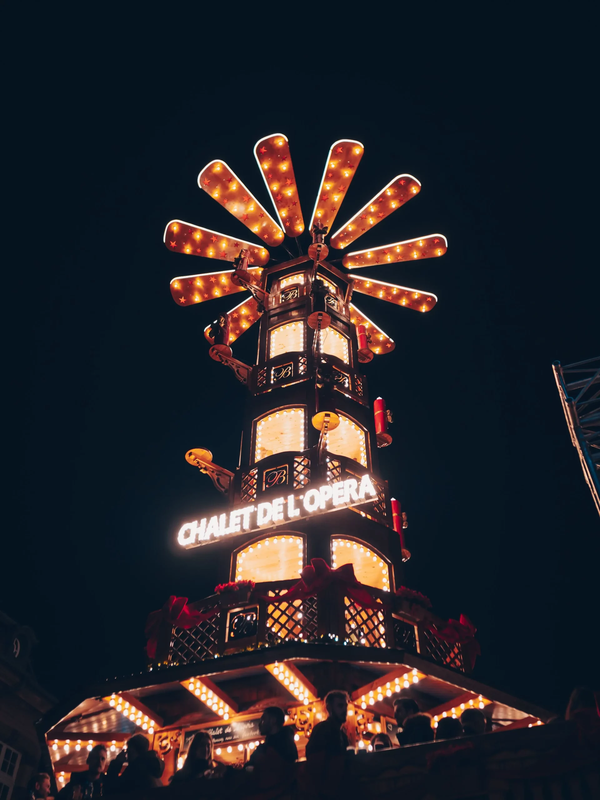 La tour illuminée du marché de Noël de Strasbourg en soirée